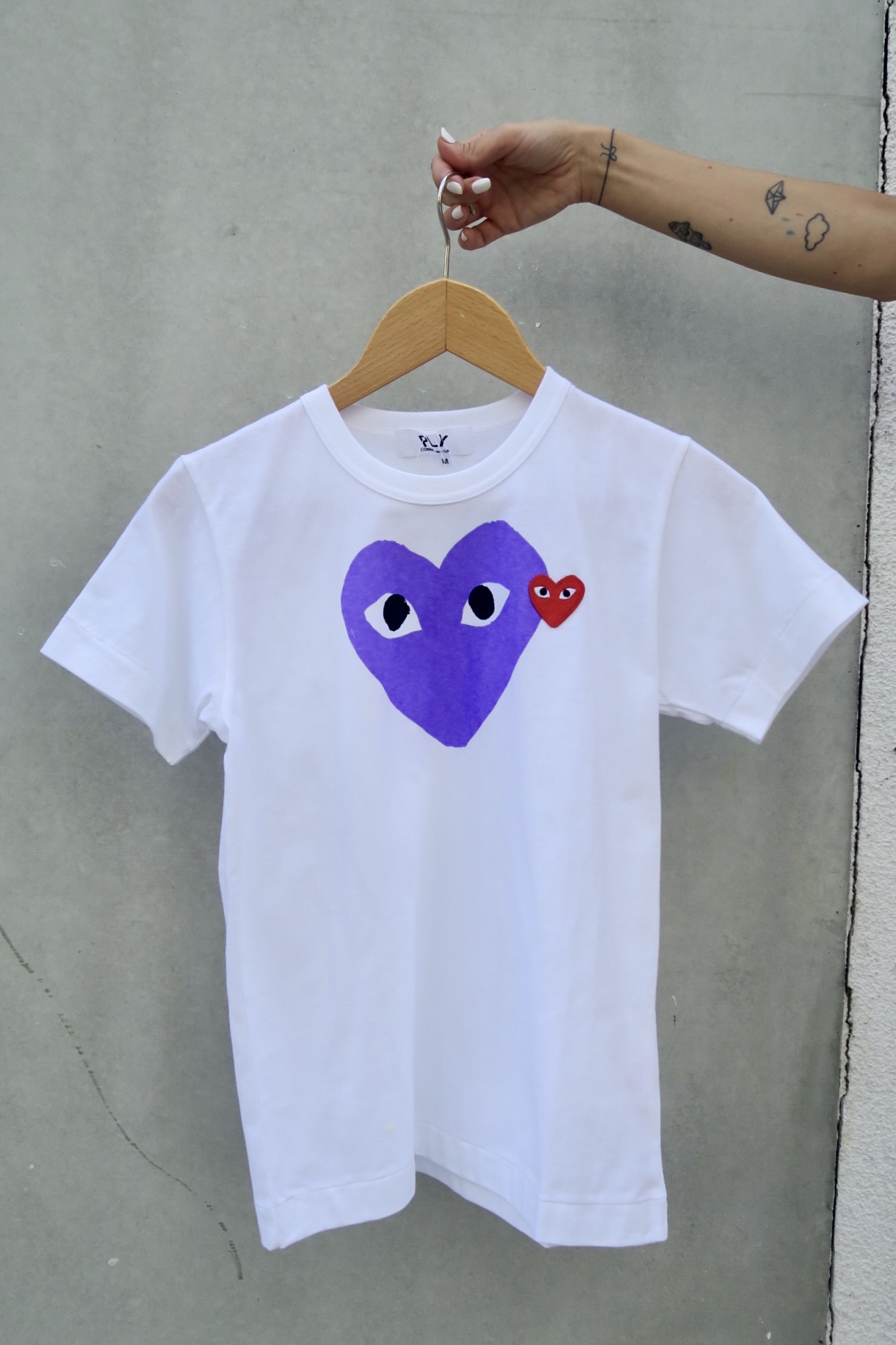 COMME DES GARCONS PLAY P1T105 purple red heart WHITE ave