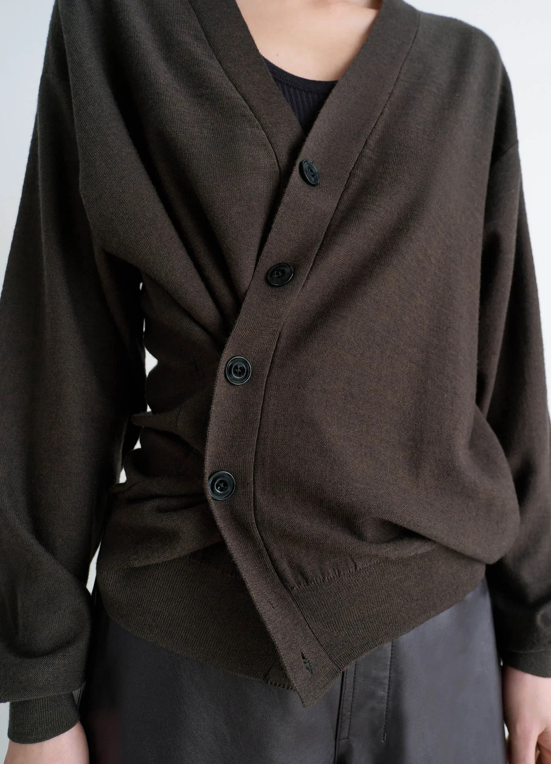 LEMAIRE RELAXED TWISTED CARDIGAN dark cacao – Bild 6