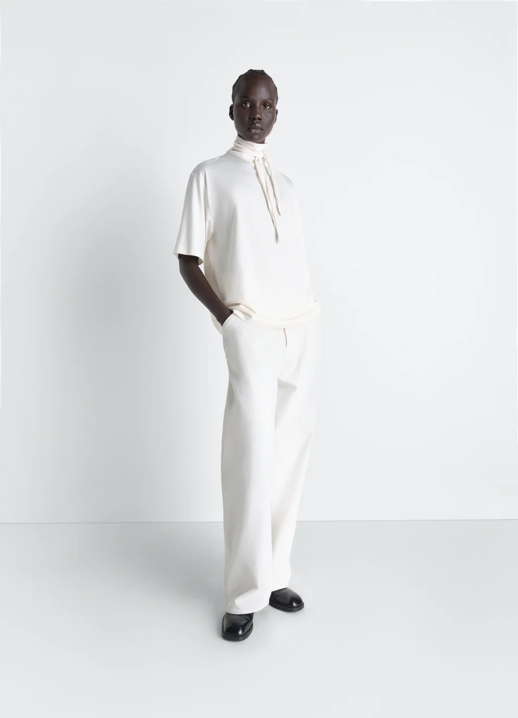 LEMAIRE T-SHIRT WITH FOULARD light cream – Bild 3