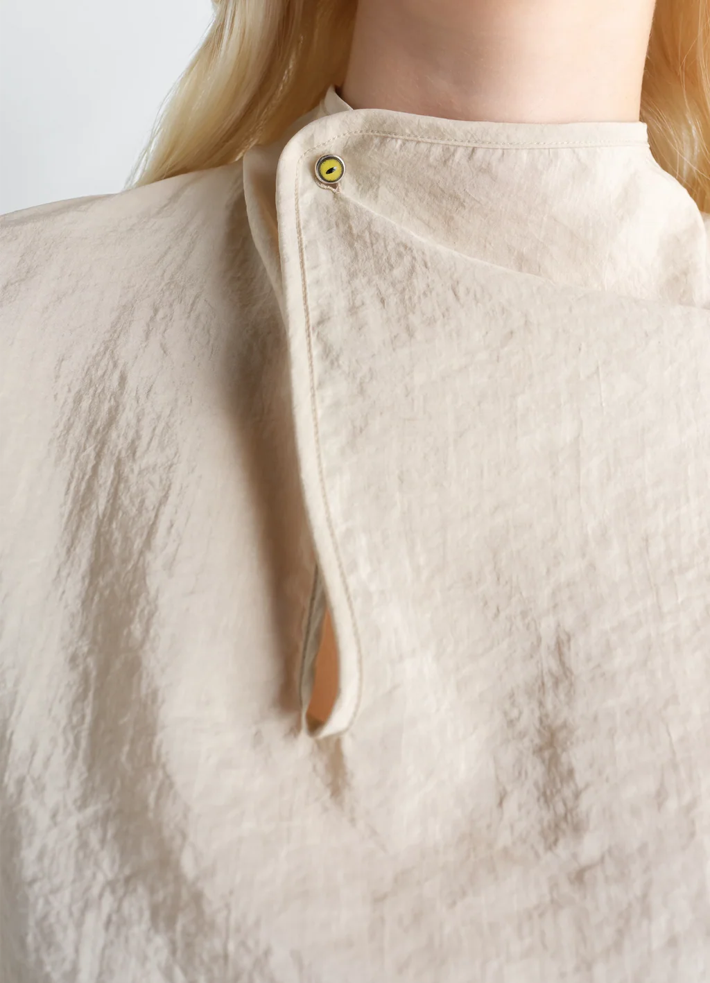 LEMAIRE SOFT COLLAR TOP oat milk – Bild 6