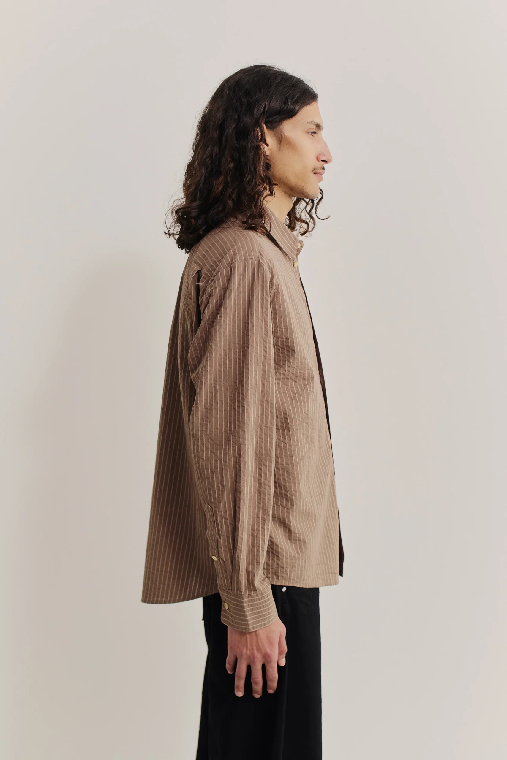 A KIND OF GUISE FULVIO SHIRT cocoa seersucker stripe – Bild 5