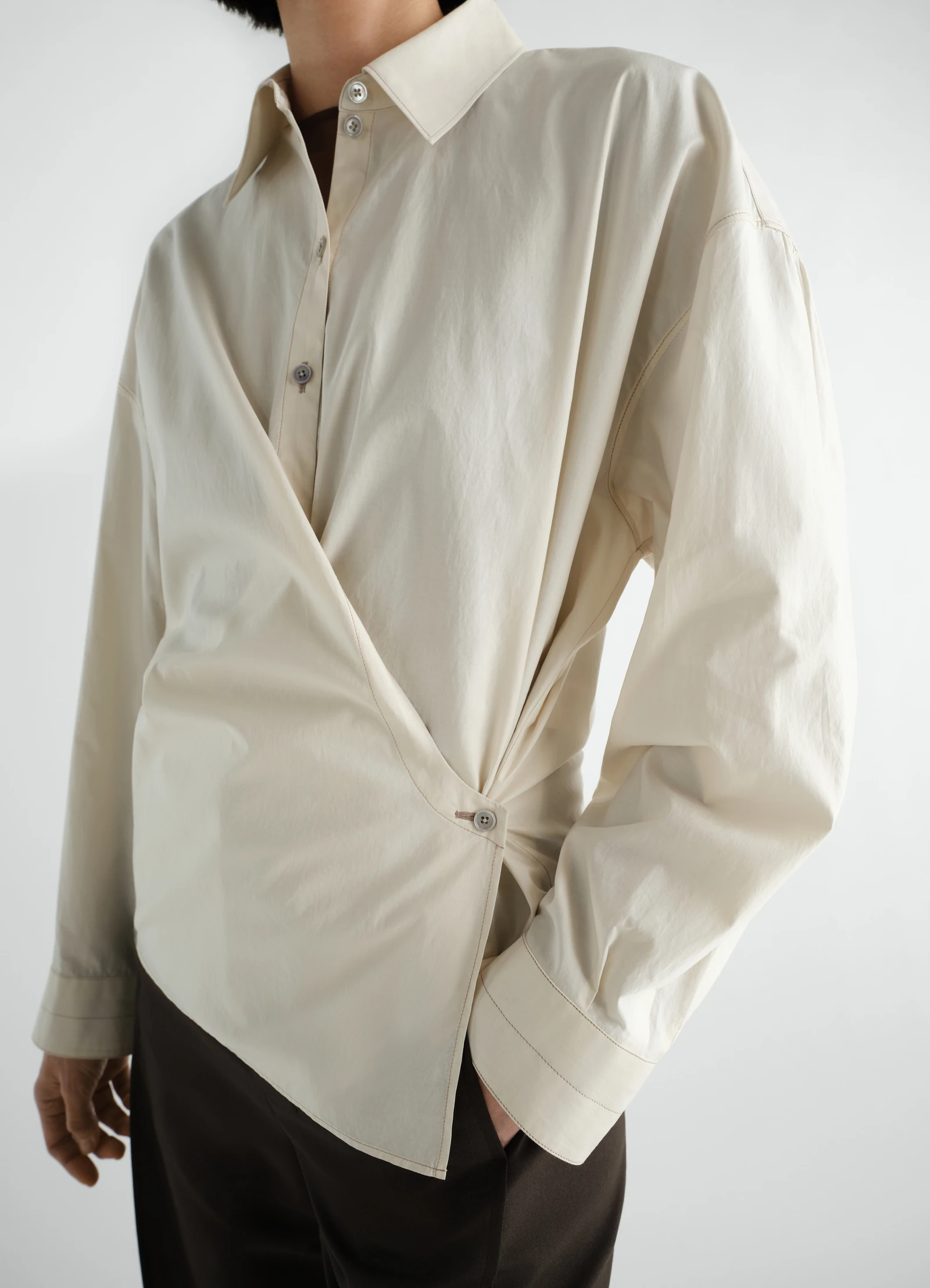 LEMAIRE STRAIGHT COLLAR TWISTED light cream – Bild 4