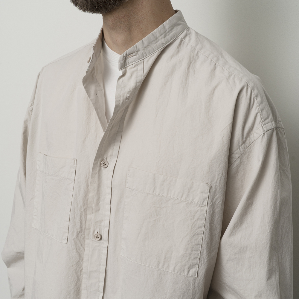 STILL BY HAND BAND COLLAR SHIRT ecru – Bild 3