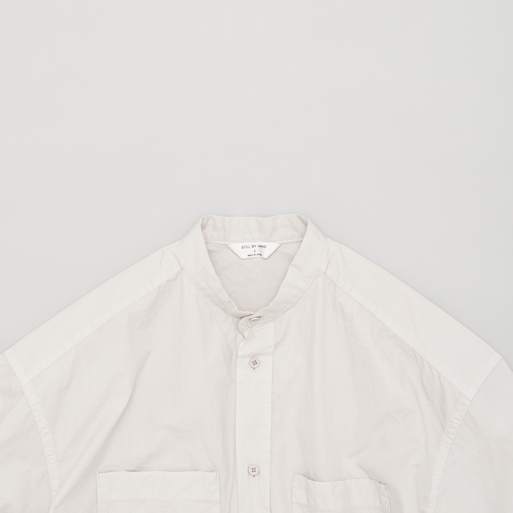 STILL BY HAND BAND COLLAR SHIRT ecru – Bild 4