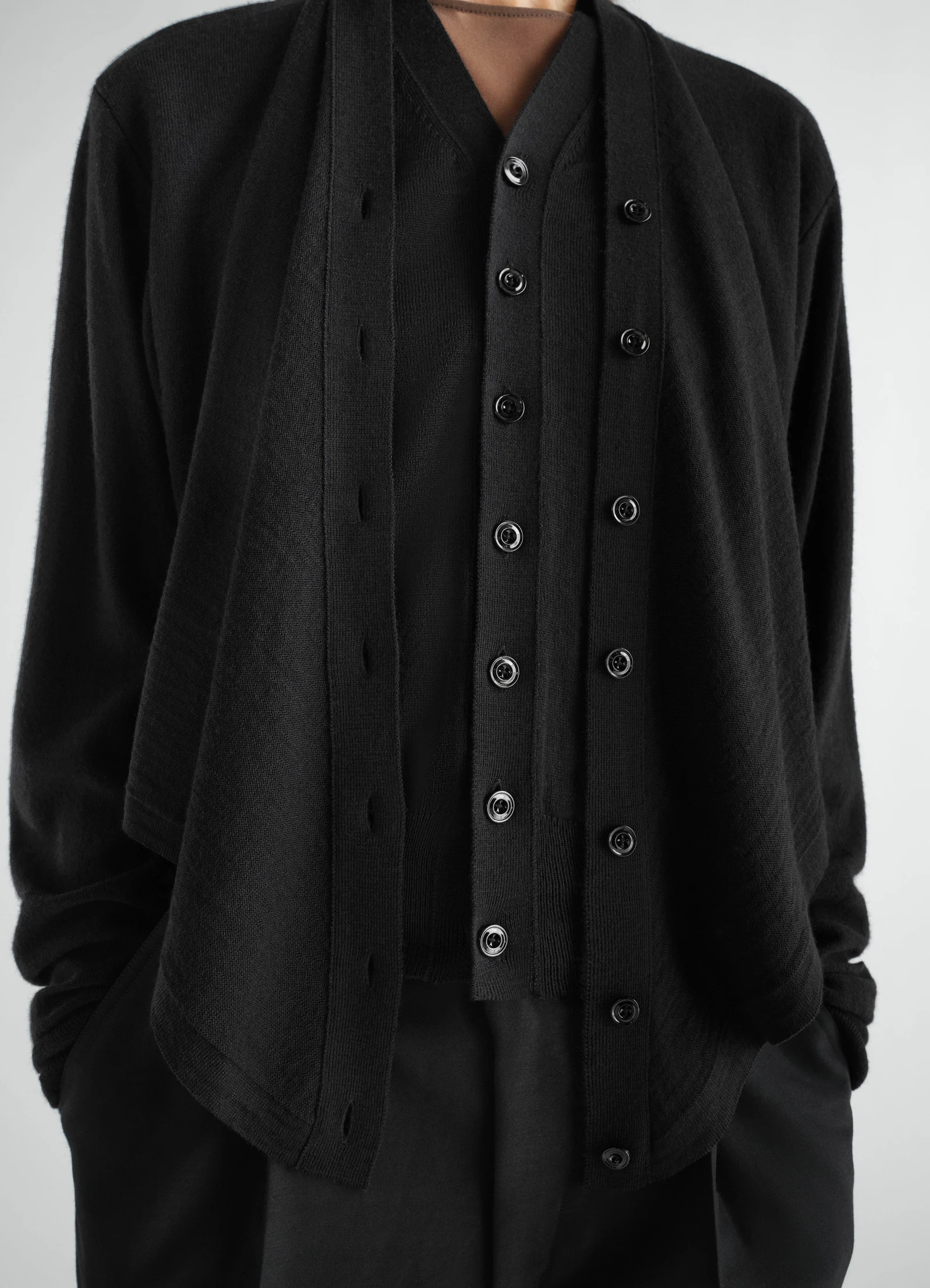 LEMAIRE TROMPE-L’ŒIL CARDIGAN black – Bild 6