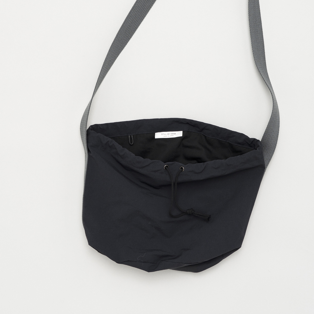 STILL BY HAND ONE SHOULDER STRING BAG dark navy – Bild 6
