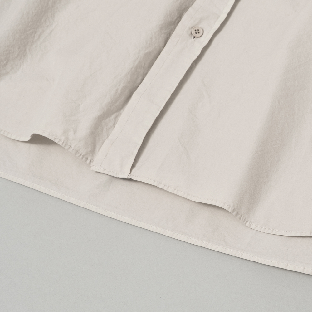 STILL BY HAND BAND COLLAR SHIRT ecru – Bild 5