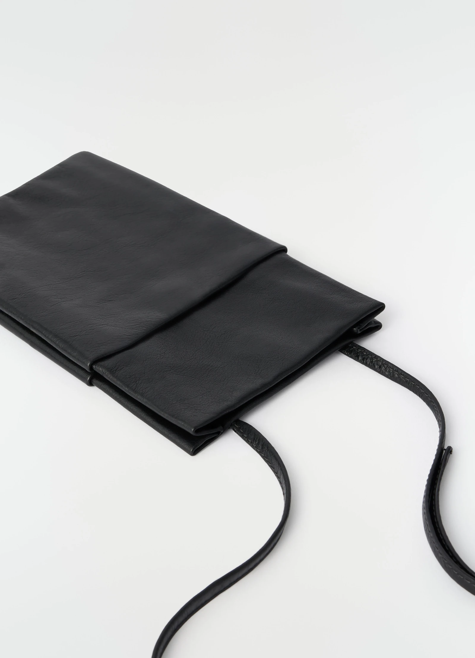 LEMAIRE BOOK POUCH LEATHER black – Bild 3