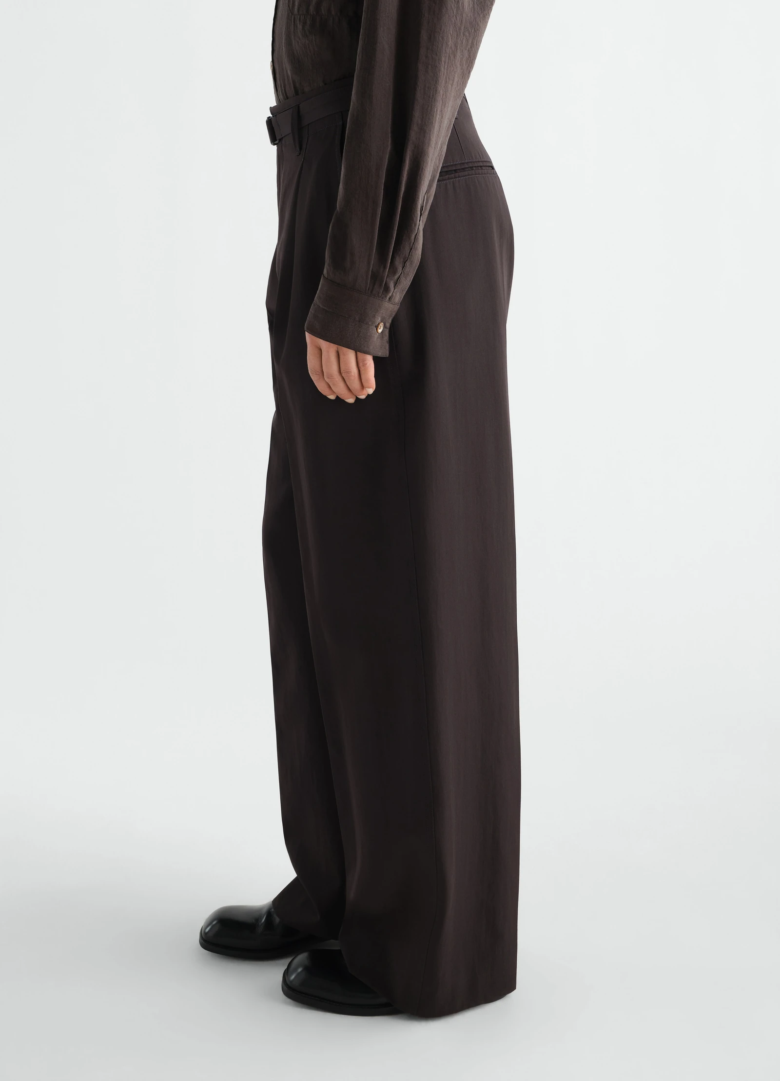 LEMAIRE LARGE PLEATED PANTS moka – Bild 4
